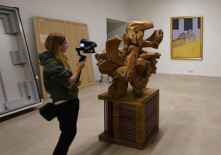 Imagen principal - Cómo traer un Bacon: así se monta la gran exposición que acogerá Tabakalera en verano