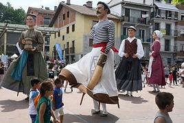 Besamotza konpartsako erraldoi, buruhaundi eta ipotxekin ederki pasatu zuten haur eta gaztetxoek.