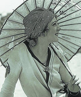 Imagen secundaria 2 - A la izquierda, la exposiciómn de Sorolla en San Telmo. A la derecha, joven modelo posando en Ondarreta. 