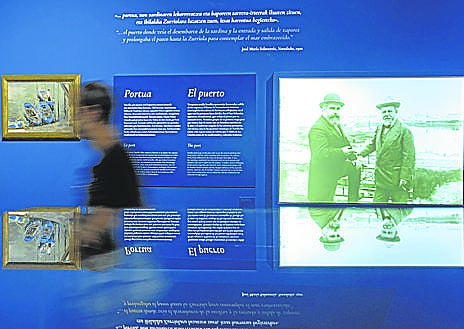 Imagen secundaria 1 - A la izquierda, la exposiciómn de Sorolla en San Telmo. A la derecha, joven modelo posando en Ondarreta. 