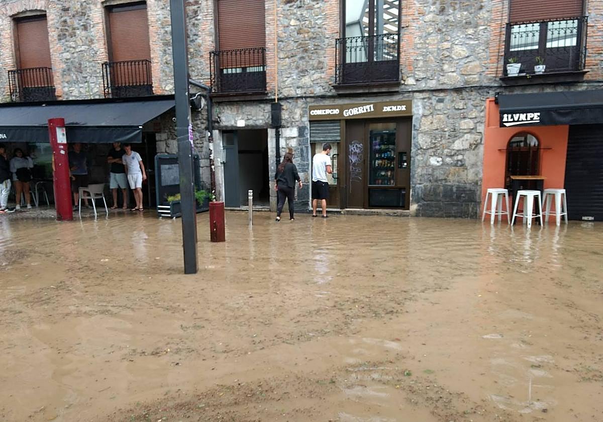 Vista de la calle más afectada por las fuertes lluvias este domingo por la tarde.