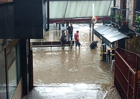 Imagen secundaria 1 - Una tromba de agua inunda garajes y locales en Elgoibar y sigue el aviso por lluvia en Gipuzkoa
