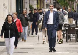 Eneko Goia pasea por Donostia una vez reelegido alcalde.