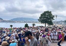 Los asistentes al 'Paseo con Sombrero' se han concentrado en el palacio Miramar.