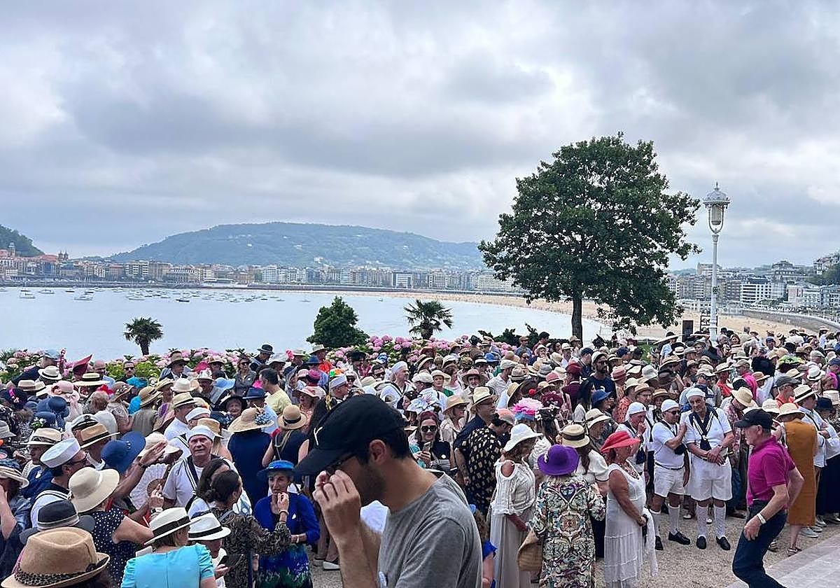 Los asistentes al 'Paseo con Sombrero' se han concentrado en el palacio Miramar.