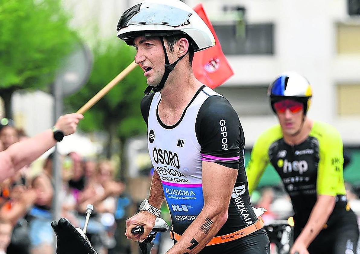 Pello Osoro se apea dela bicicleta en el reciente triatlón de Zarautz, enel que logró la tercera plaza.