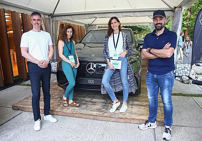 Helena Rosa, fundadora de Calma Project, y María Abajo, creadora de Less & Conscious, junto al modelo EQS SUV de Mercedes-Benz.