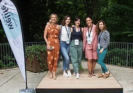 e izquierda a derecha: Amagoia Eizaguirre, divulgadora y profesora de skills; María Fernández-Miranda, directora de WeLife; Belén Colomina, psicóloga y experta en meditación;#la nutricionista Gabriela Uriarte, y Mercedes de la Rosa, profesora de yoga.