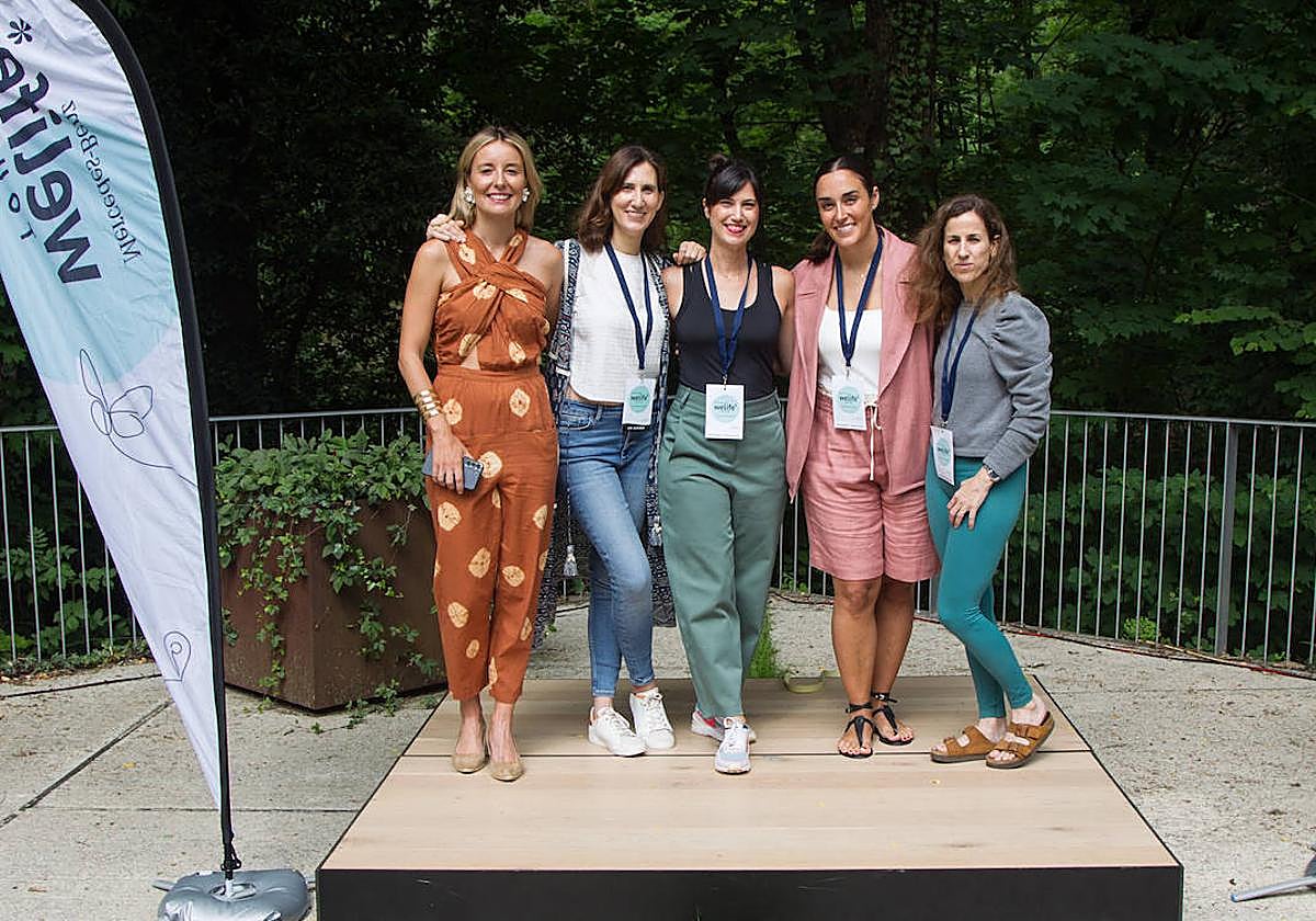 e izquierda a derecha: Amagoia Eizaguirre, divulgadora y profesora de skills; María Fernández-Miranda, directora de WeLife; Belén Colomina, psicóloga y experta en meditación;#la nutricionista Gabriela Uriarte, y Mercedes de la Rosa, profesora de yoga.