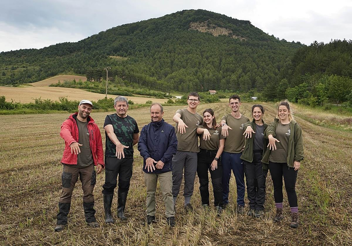 Mattin Aiestaran, Jesús García Gazólaz, Manolo Romero y voluntarios de Aranzadi posan a las faldas del monte Irulegi.