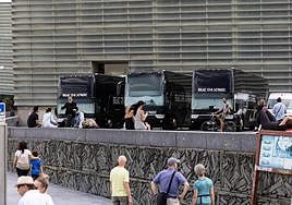 Exterior del Kursaal antes del concierto, con los trailes que han llegado a Donostia para el concierto.