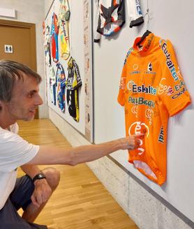 Imagen secundaria 2 - Etxebeste muestra algunos de los maillots de su colección. 