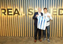 Mikel Goti junto a Angel Oyarzun posan con la camiseta de la Real Sociedad.