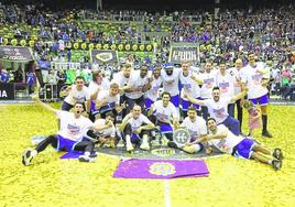 Los jugadores del Palencia posan eufóricos con el trofeo tras lograr el ascenso a la ACB.