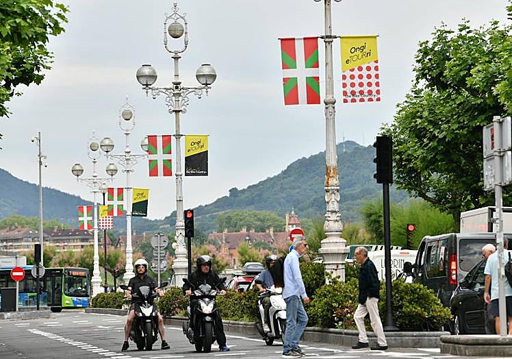 Banderolas del Tour de Francia en la Avenida de la Libertad de San Sebastián.