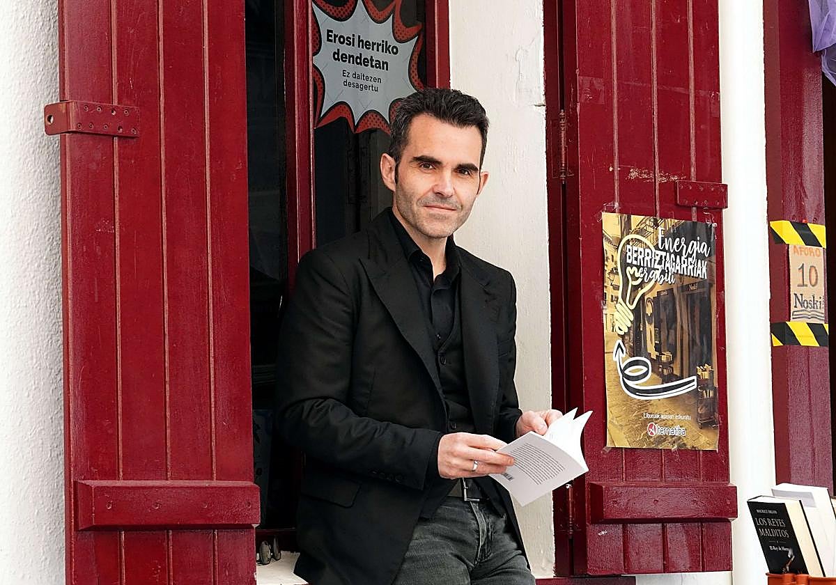 Juan Manuel Uría posa frente a la librería Noski de Errenteria.