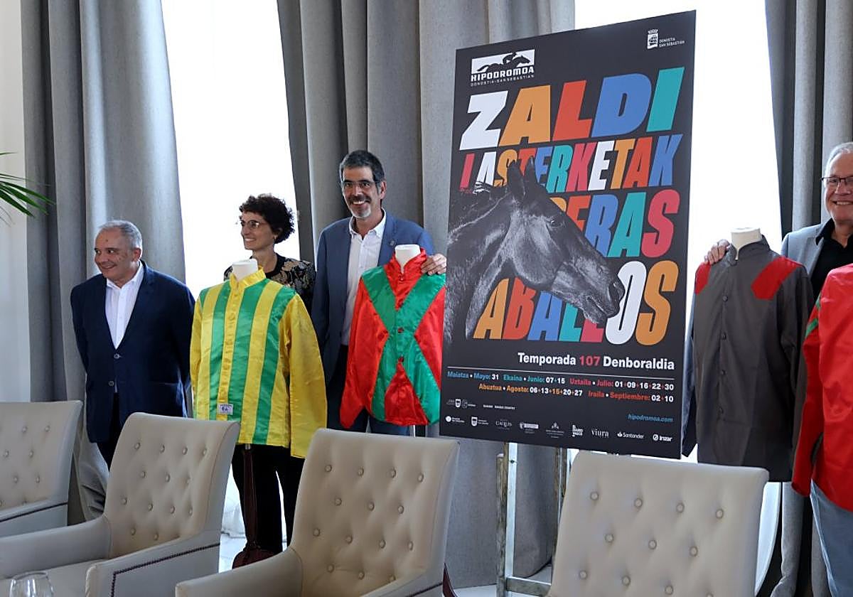 Eneko Goia, alcalde de San Sebastián, ayer en el Ayuntamiento en la presentación de la temporada de verano de carreras de caballos.