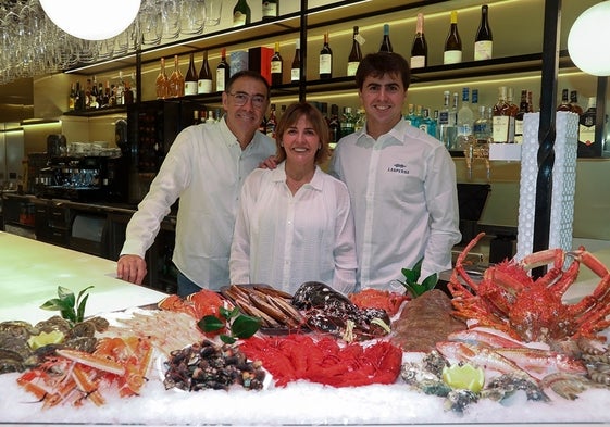 La tercera y cuarta generación de la familia Sagastume, formada por el matrimonio de Félix y Ana, y su hijo Joseba, han puesto en marcha el bar-restaurante Lanperna.