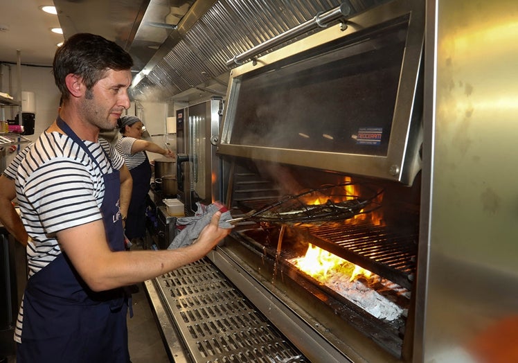 La parrilla tiene gran protagonismo en la cocina de producto que define la propuesta gastronómica de Lanperna.