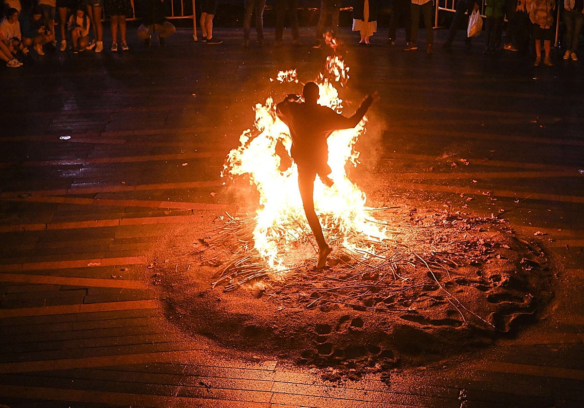 Se dice que saltar tres veces la hoguera atrae la fortuna, pero no es la única creencia relacionada con la noche de San Juan.