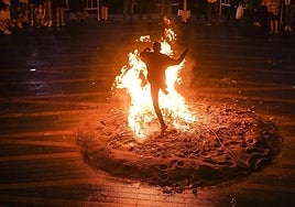 Se dice que saltar tres veces la hoguera atrae la fortuna, pero no es la única creencia relacionada con la noche de San Juan.