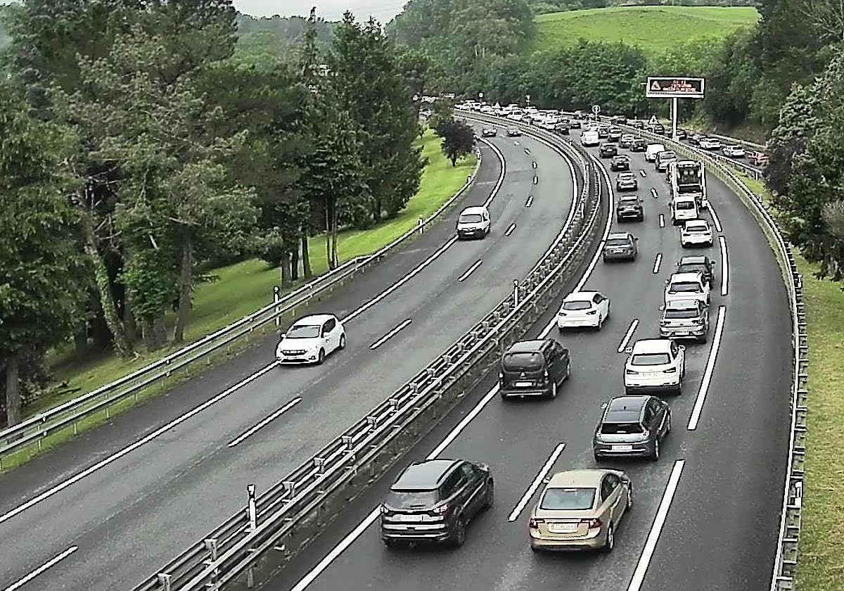 Tráfico colapsado en la salida de Donostia por la GI-20.