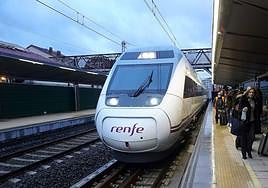 Un tren de Renfe llega a la estación provisional de Donostia.
