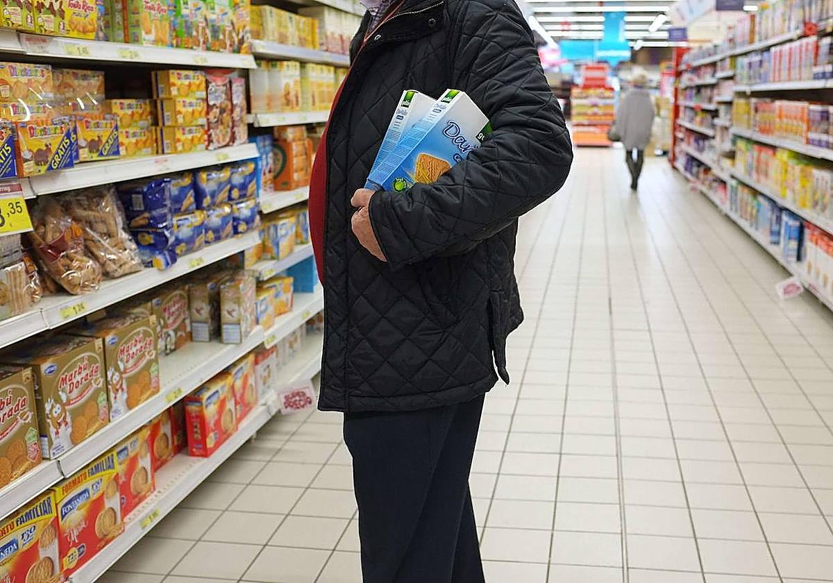 Un pasillo de una gran superficie comercial.