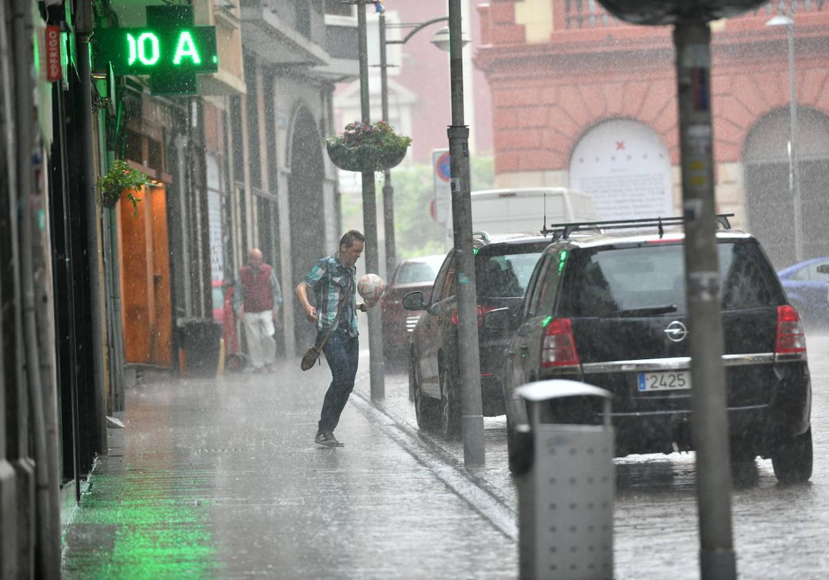 Una intensa tromba inunda Eibar y caen granizos del tamaño de pelotas de golf en Zumaia