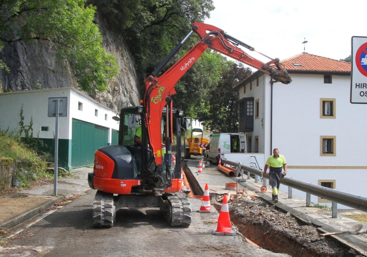 Operarios de la empresa Egurki, ayer por la mañana en la obra para renovar la cuesta de Intxarbakutza.