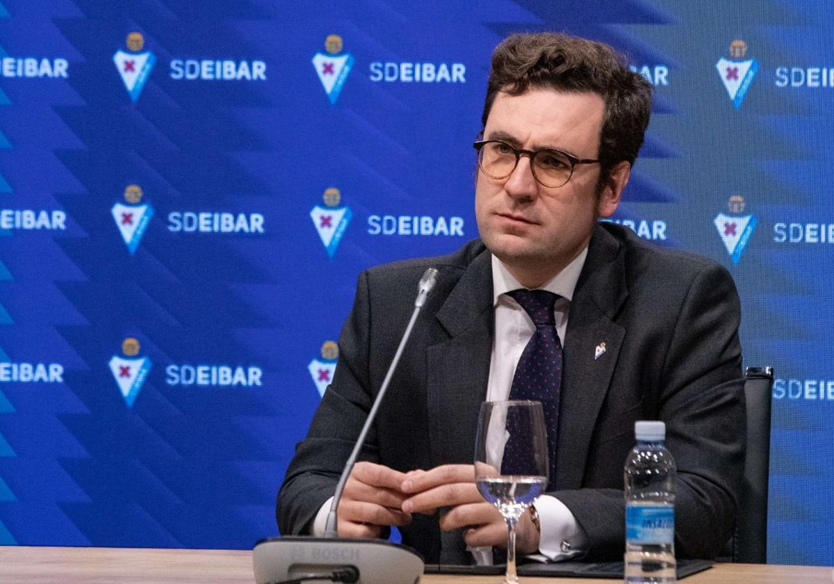 Jon Ander Ulazia, durante una comperecencia en la sala de prensa de Ipurua.