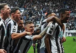 El Newcastle, uno de los equipos a evitar en el sorteo de la Champions League por la Real Sociedad, celebra un gol de Alexander Isak.