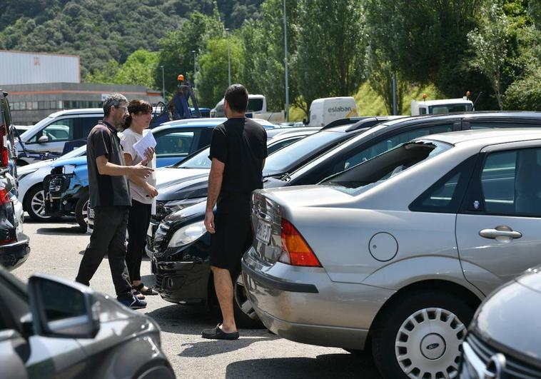 Propietarios de vehículos dañados haciendo cola en uno de los talleres en Zumaia.