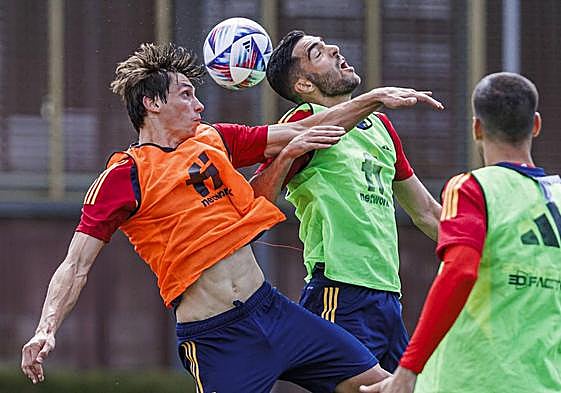 Le Normand y Merino se disputan un balón en un entrenamiento con la selección española.