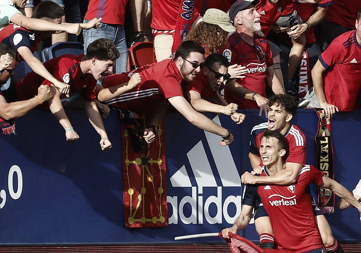 Budimir y Abde celebran un gol en El Sadar.