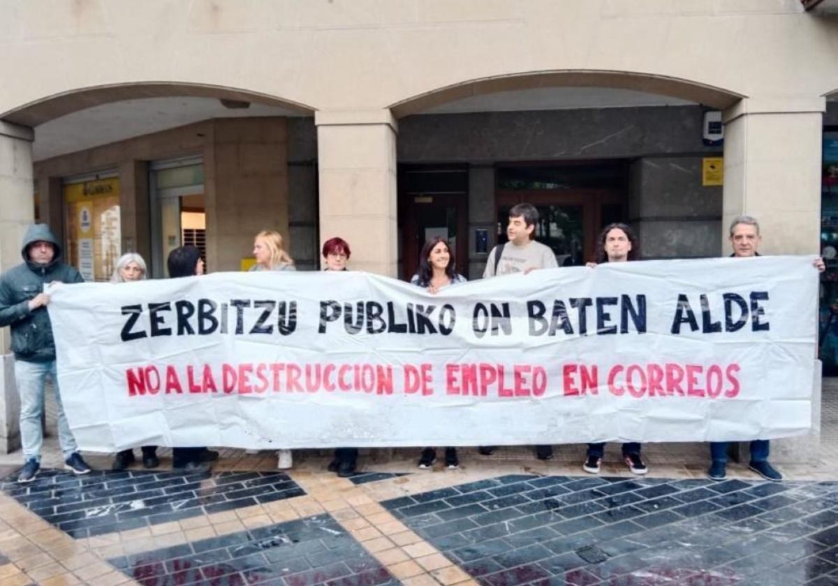 Los trabajadores de Correos protestan frente a la oficina de Lazkao.