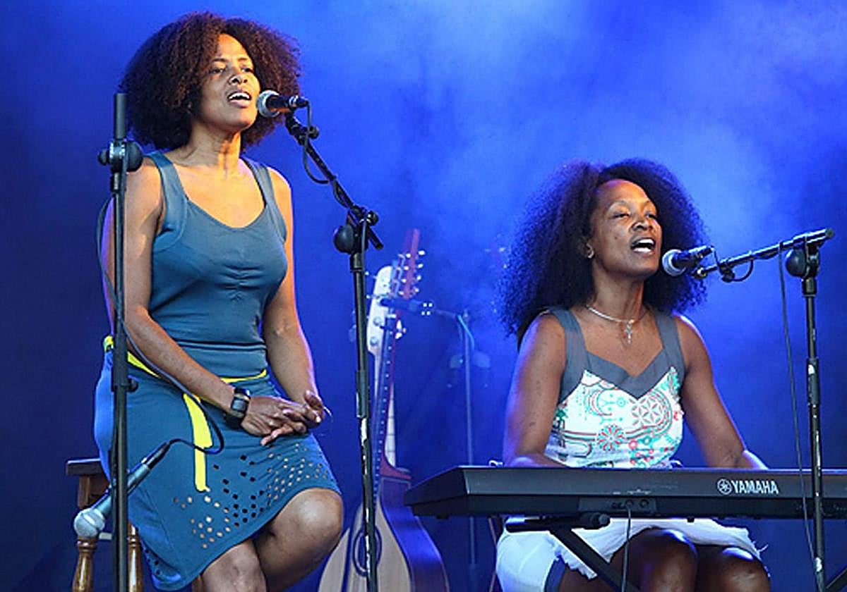 Las hermanas Danieuris y Daniellis Moya fusionan música y poesía cubana y euskaldun en sus actuaciones.