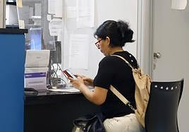 Una mujer en el Registro Civil de los juzgados de San Sebastián.
