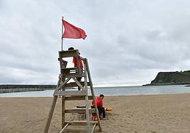Socorristas en la playa de Santiago, en Zumaia, cerrado al público por la mala calidad del agua.