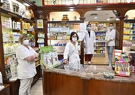 Farmacéuticas de la botica Mendiaraz Lasa.