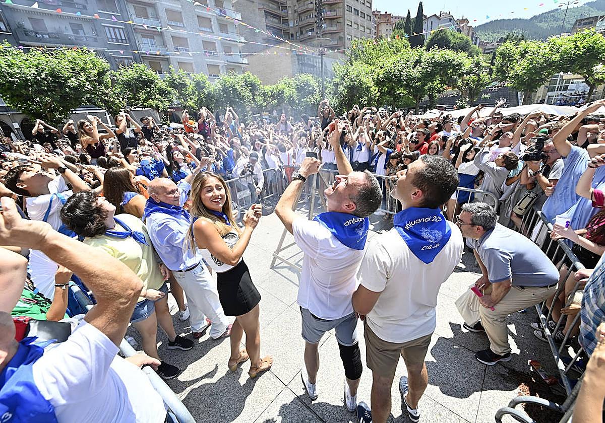 Espectacular descorche de las fiestas de San Juan
