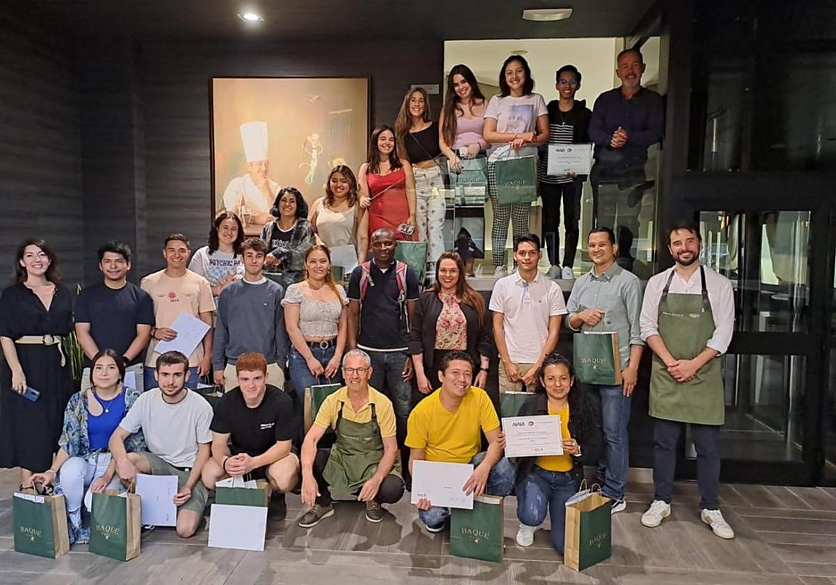 El grupo de jóvenes este pasado viernes tras recibir el diploma acreditativo, junto a organizadores del curso.