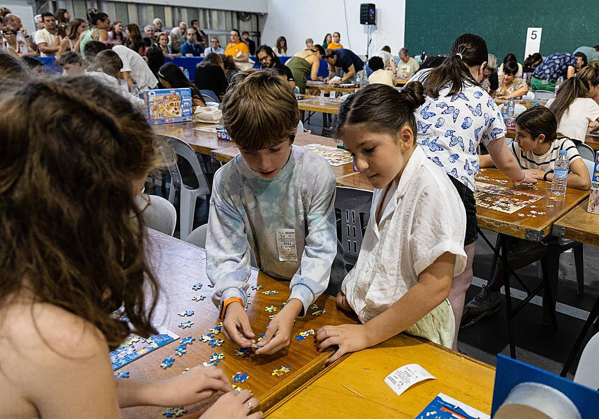 Centenares de piezas y personas en el concurso puzzles