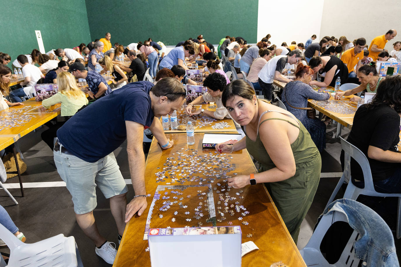 Centenares de piezas y personas en el concurso puzzles