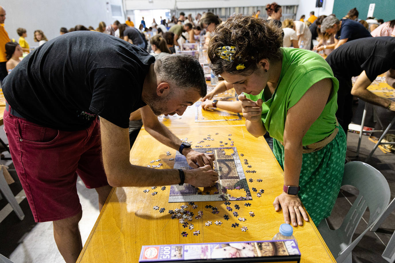 Centenares de piezas y personas en el concurso puzzles
