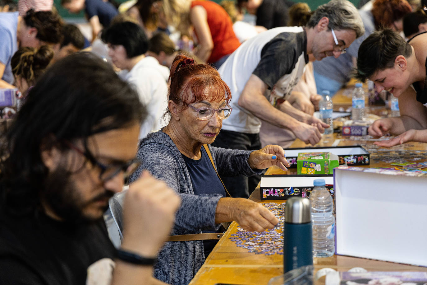 Centenares de piezas y personas en el concurso puzzles