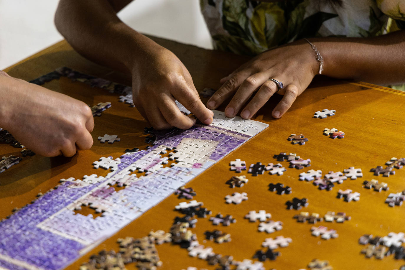 Centenares de piezas y personas en el concurso puzzles
