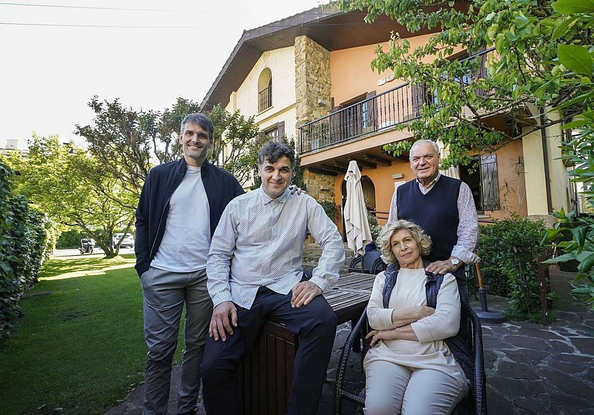 Jon, Gorka, Javier y Ana Mari posan ante la puerta del restaurante de Gros.
