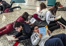Tres estudiantes de 6º de Primaria leen en una zona común de un colegio vasco.