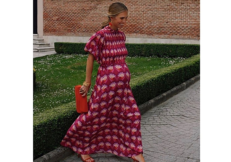 Lucia Bárcena con vestido largo estampado